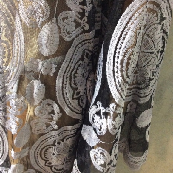 🌸 KIMONO ROBE CARDIGAN BLACK GRAY BELL SLEEVE LACE BOHO KIMONO FESTIVAL GYPSY - Picture 6 of 7